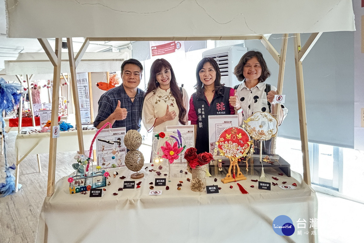 青年局長侯佳齡與展出團隊合影。<br />
