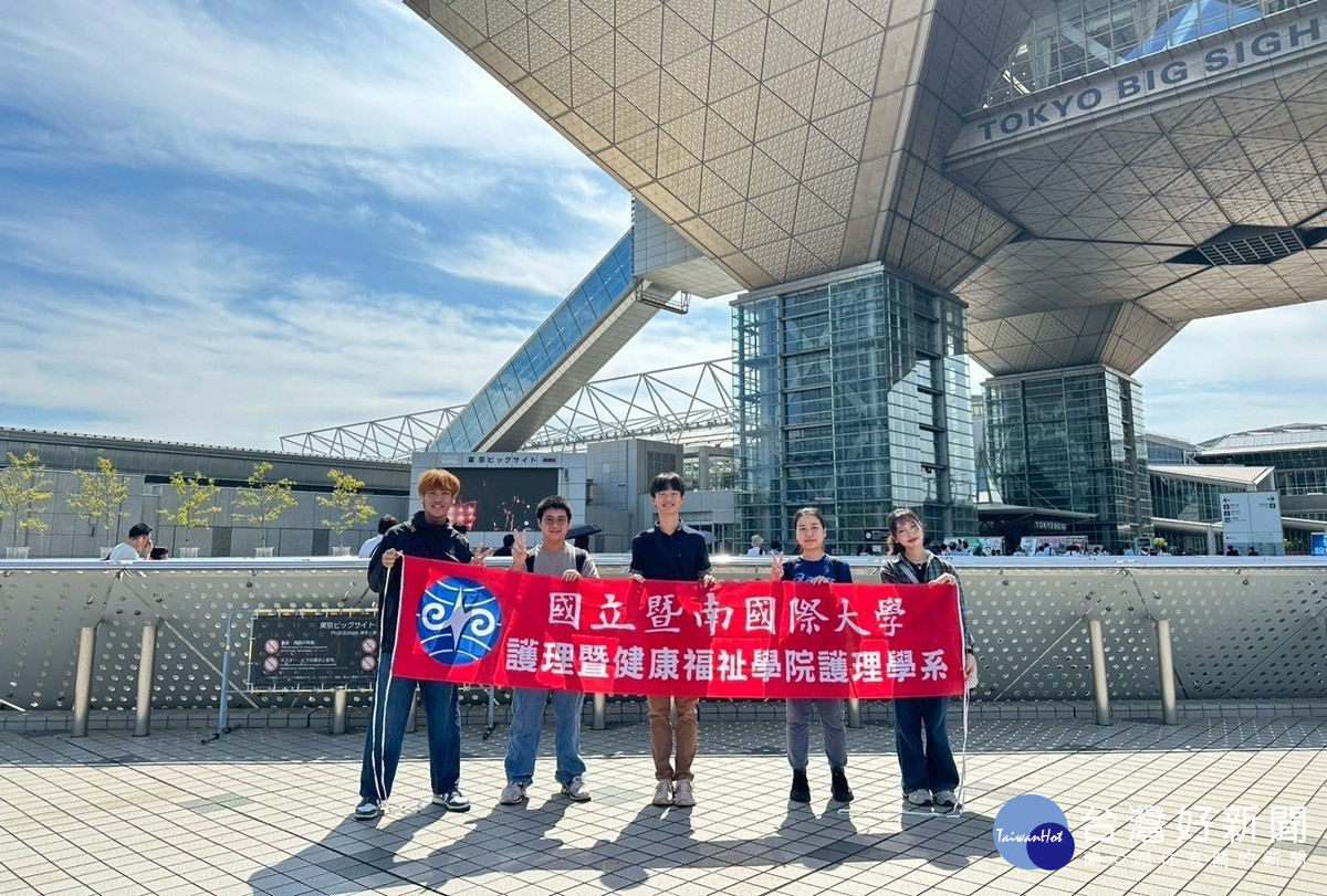 暨大護理學院學生在學習期間能參與海外實習、參訪，圖為至業界台南奇美醫學中心參訪活動合影。（暨大提供）