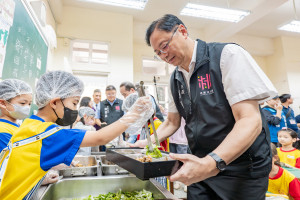 張市長視察公私立國中小學生免費營養午餐。