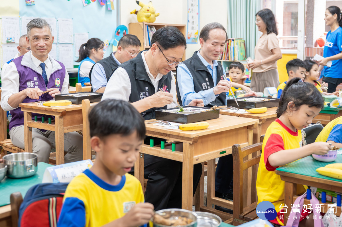 張市長與小朋友一同享用午餐。
