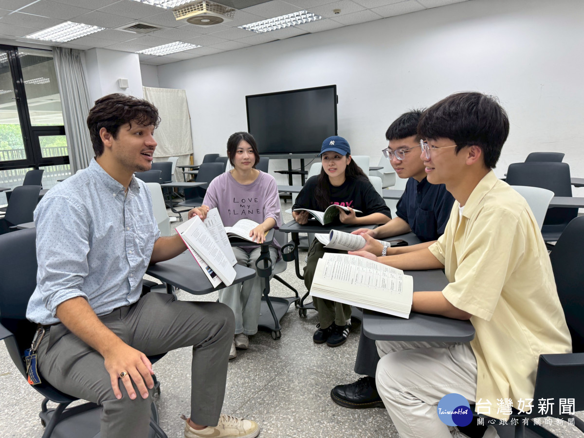 教材融入迎新英語課程與各項活動中，協助新生建立學習信心，圖為教師授課畫面