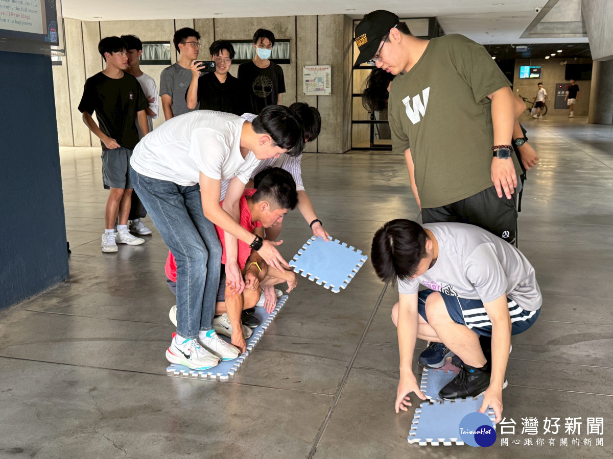 同學進行過河拆橋遊戲，全程以英文對話，從遊戲中學英文
