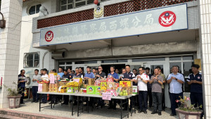 雲林西螺警分局進行中元普渡祭拜，祈願治安良好、交通順暢，全體同仁家門吉慶／警方提供
