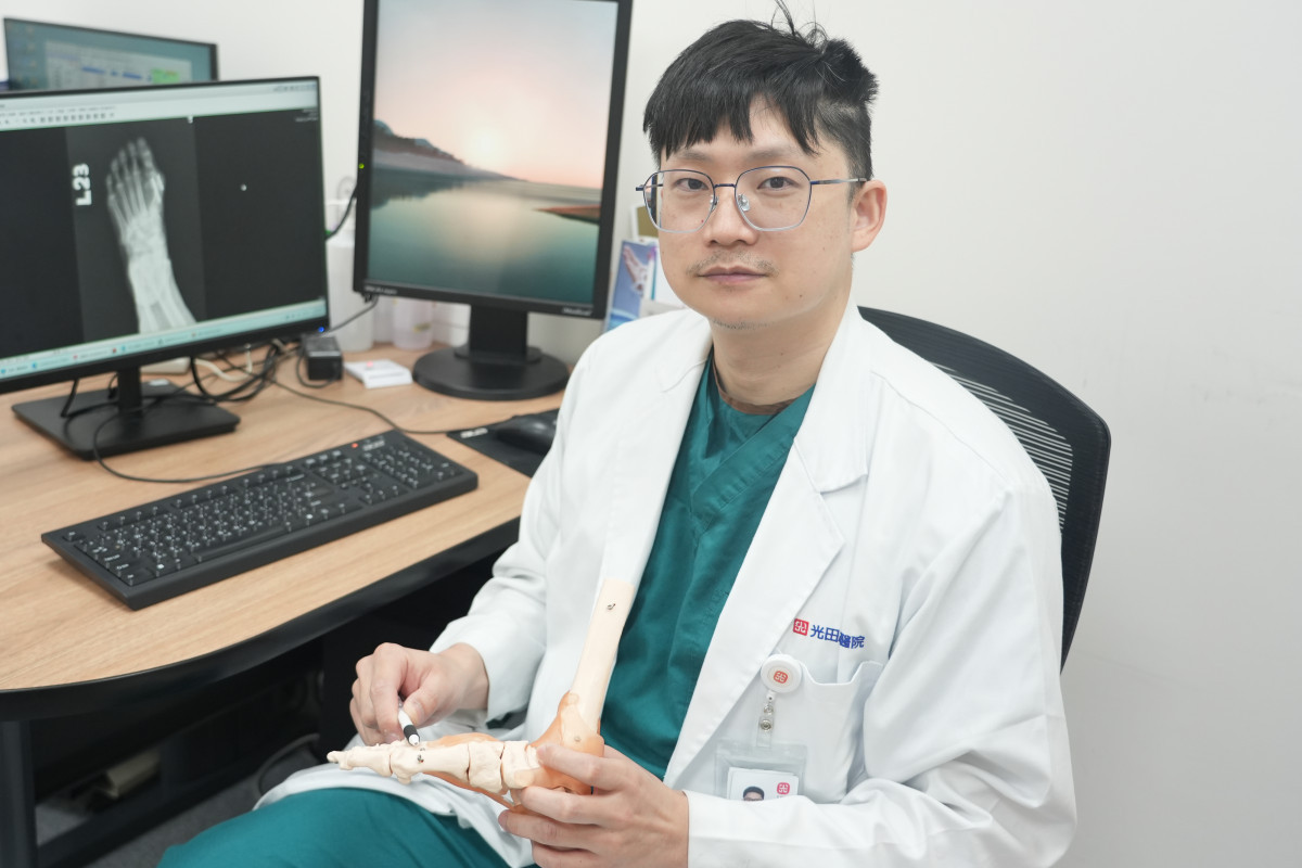 若出現穿鞋卡腳、紅腫疼痛或走路不穩，應及早尋求骨科診斷。