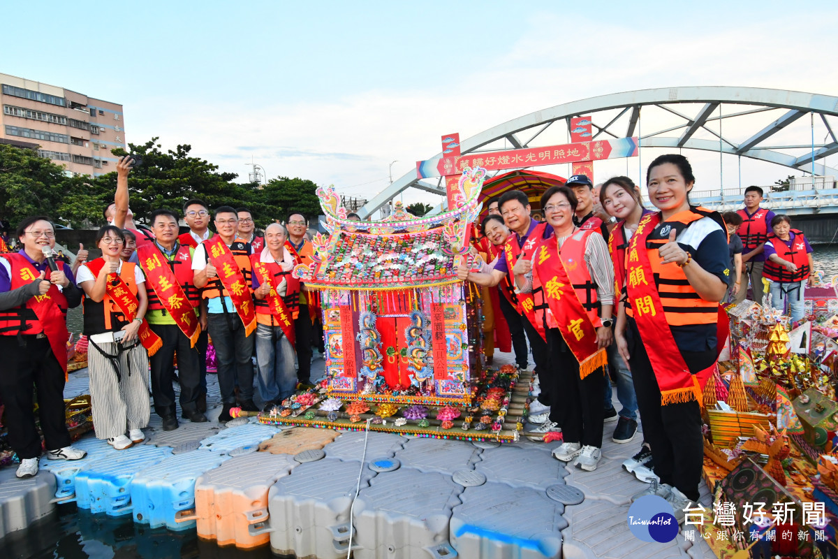 鹿港地藏王廟放水燈祭水靈，紙燈照亮福鹿溪祈求平安。圖／記者鄧富珍翻攝