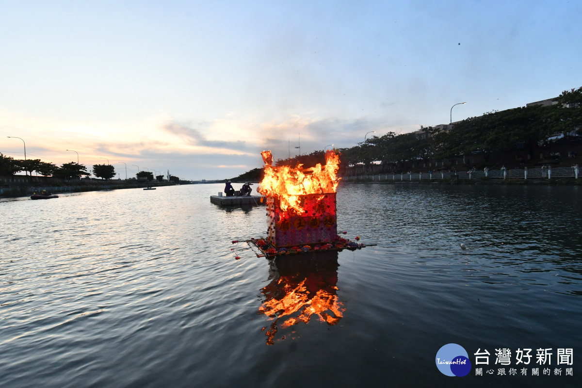 鹿港地藏王廟放水燈祭水靈，紙燈照亮福鹿溪祈求平安。圖／記者鄧富珍翻攝