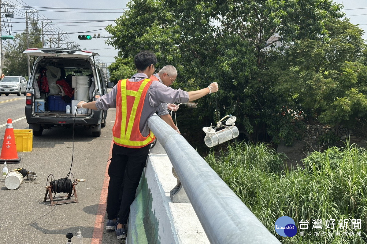 環保人員進行河川採樣。