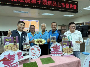 大安區農會「飛天豬」品牌推出飛天豬蔥燒獅子頭，三位在地市議員齊肯定產品優異，是現代輕食的理想選擇。（記者陳榮昌攝）