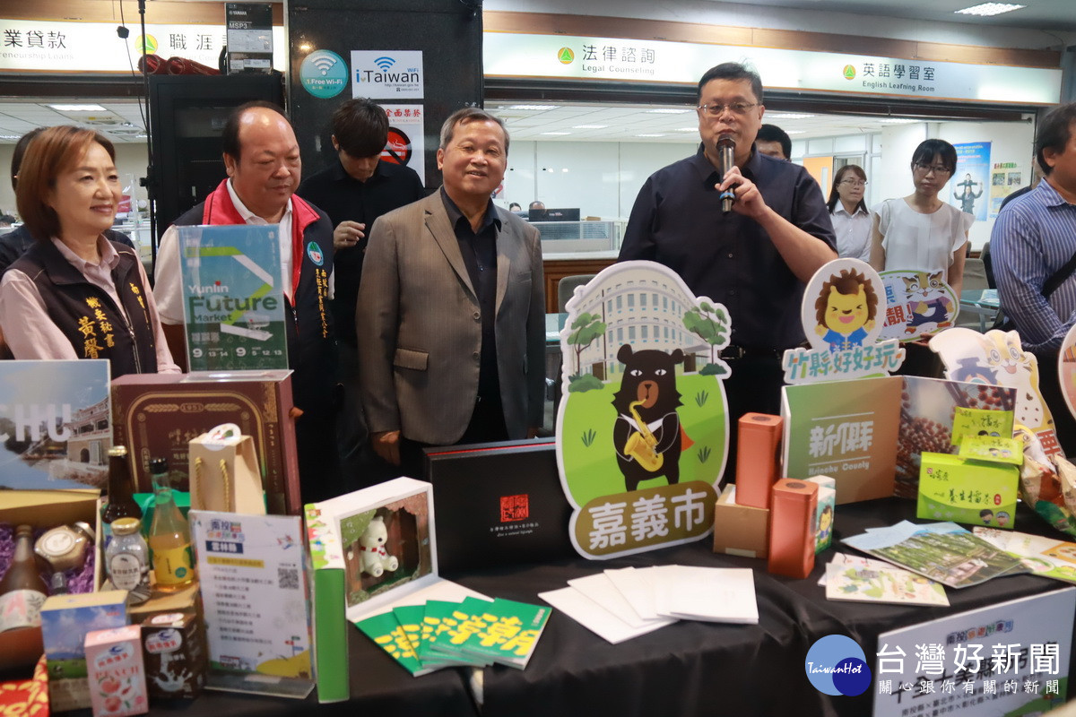 縣市代表介紹好康歡迎遊客參與。（記者扶小萍攝）