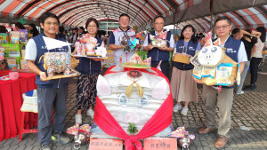 桃園市府舉辦中元普渡典禮，農業局以1000台斤在地好米堆疊而成的「好農神豬」吸睛登場，展現環保與創意。