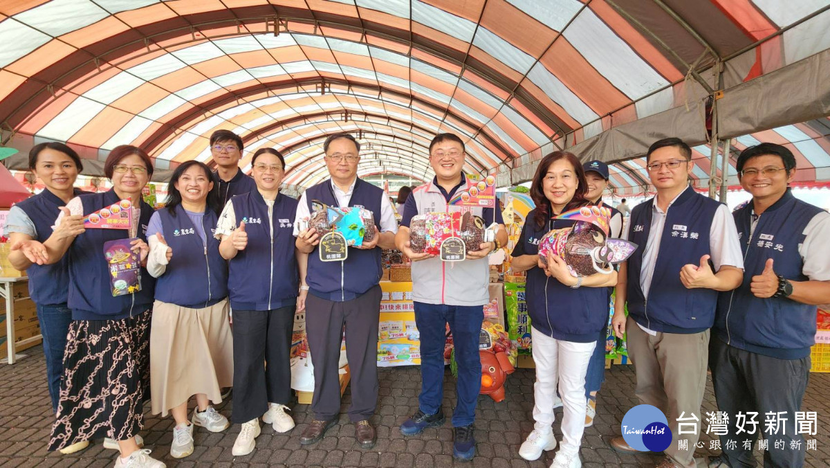 桃園市府舉辦中元普渡典禮，農業局以1000台斤在地好米堆疊而成的「好農神豬」吸睛登場，展現環保與創意。