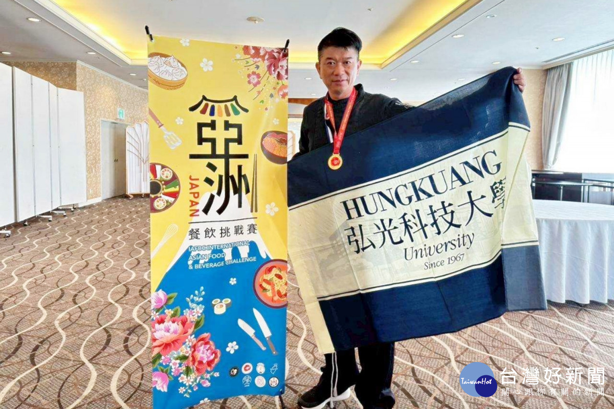 餐旅系老師黃汶達在「精緻甜點展示」與「巧克力Bon Bon」奪下雙金。（弘光科大提供）