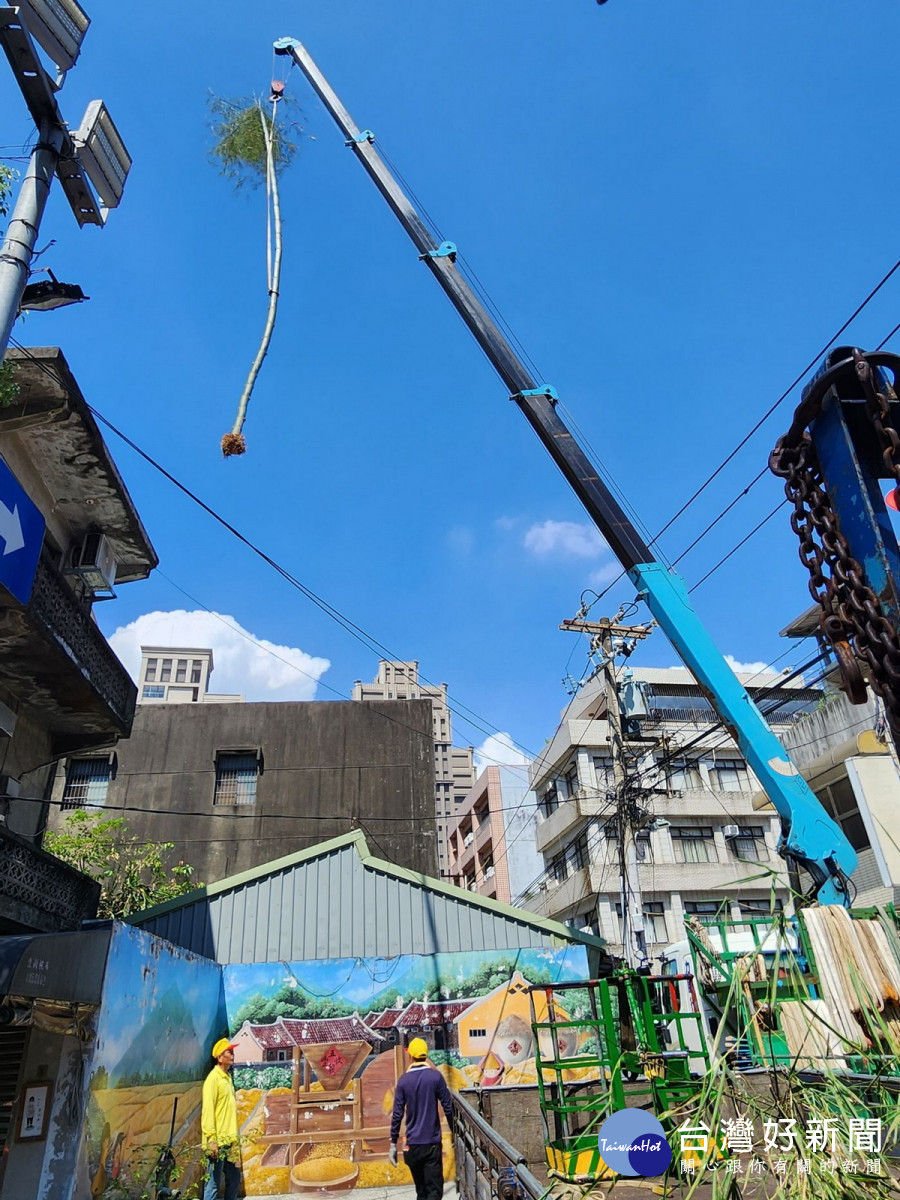 八德三元宮依古禮求取普渡燈篙，並在廟前廣場完成豎立燈篙。<br />
