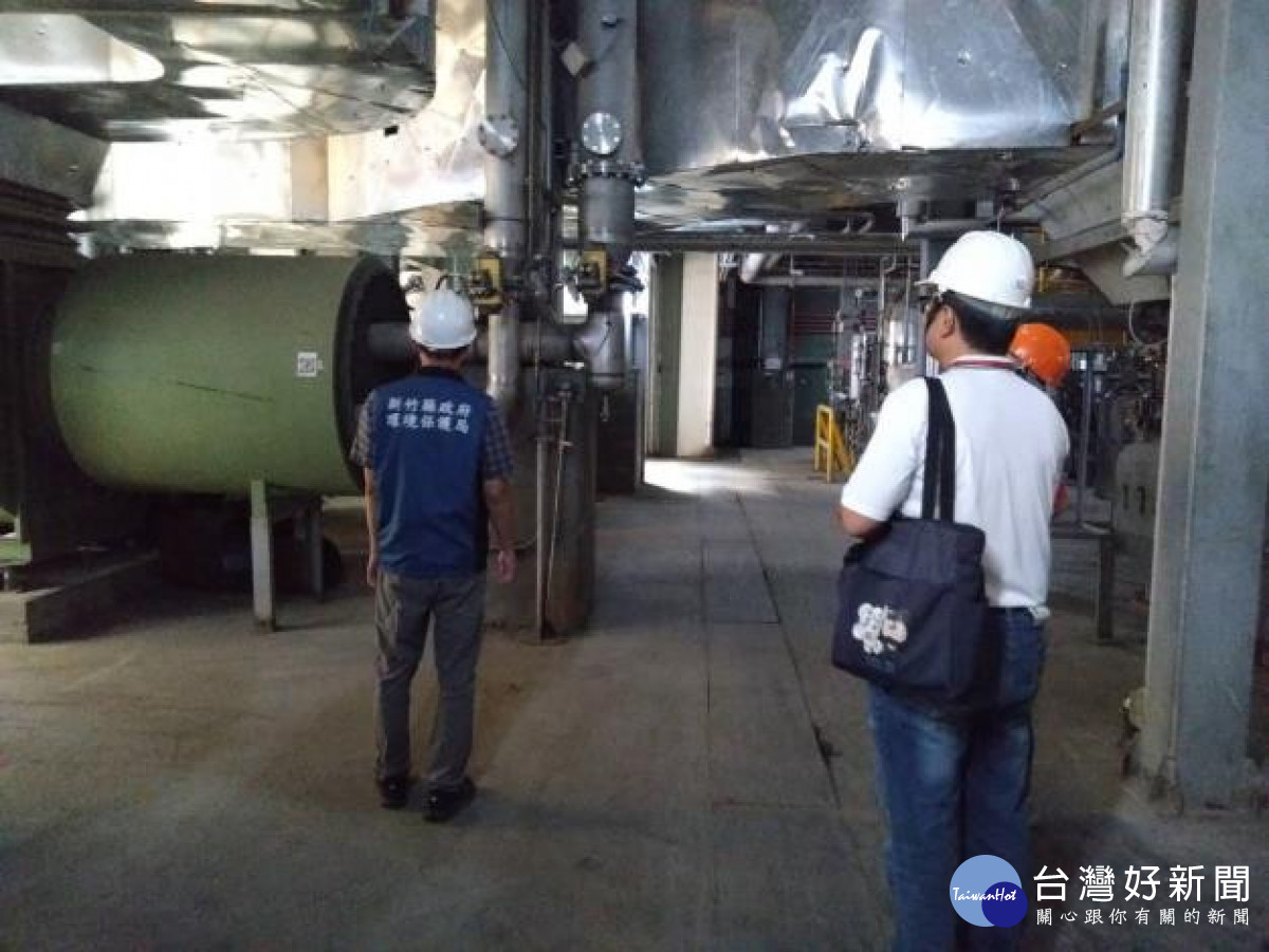 環保局人員前往遠東紡織廠房巡查製程狀況。
