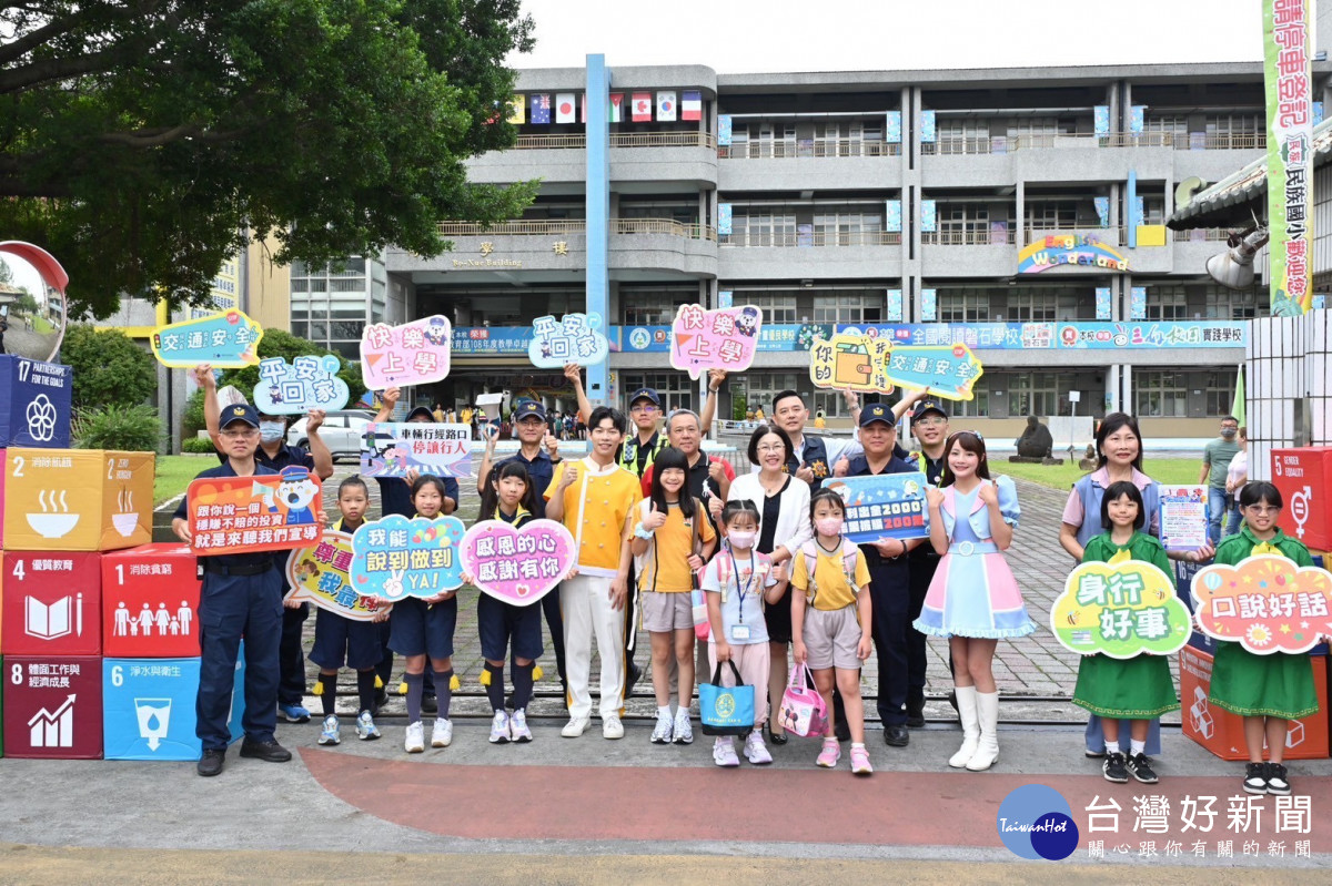 嘉義市政府警察局自9月1日至9月5日開學週期間，於全市20所國民小學校門口，展開一系列的交通安全宣導活動／警方提供