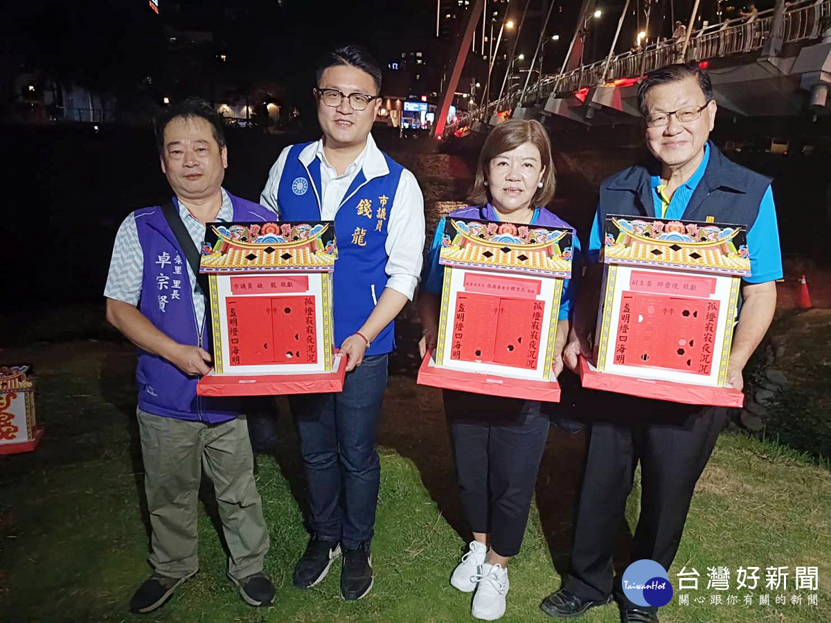 右起南崁五福宮副主委邱垂境、謝佳秀里長、錢龍議員、卓宗賢里長出席五福宮放水燈活動