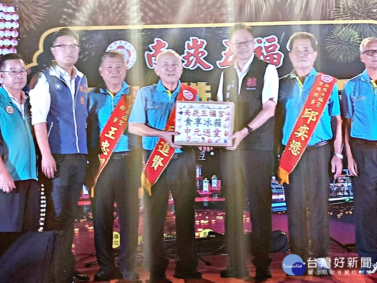 物資一批要捐給祭祀轄區22個里的關懷據點及慈善機構，市長張善政發感謝狀給六里里長