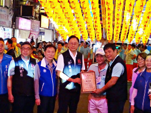 一一四年度慶讚中元祭典文化活動 ，張善政頒發感謝狀給景福宮董事長簡征潭