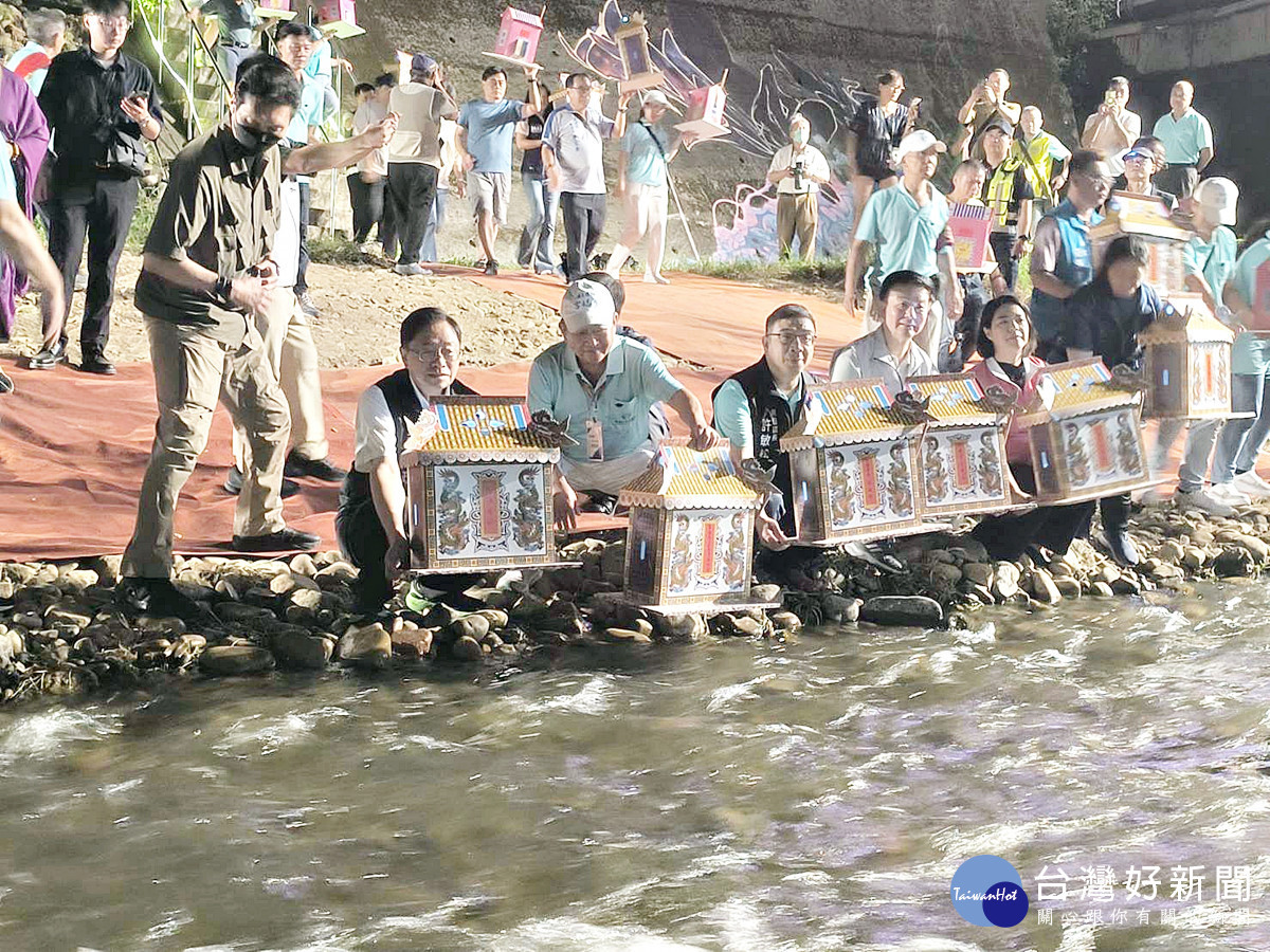 一一四年度慶讚中元祭典文化活動 ，市長張善政和民放放水燈