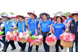 創意挑擔盛大踩街開場，以最虔誠的心向義民爺爺致敬。