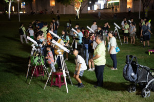 嘉義市府特別在昨(5)日月全食到來前夕，在文化公園舉辦2025「月全食語月圓 仰望星空共此緣」天文觀月活動／嘉義市府提供
