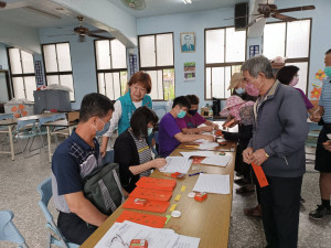 嘉義縣發送重陽敬老禮金。（資料照／嘉義縣府提供）