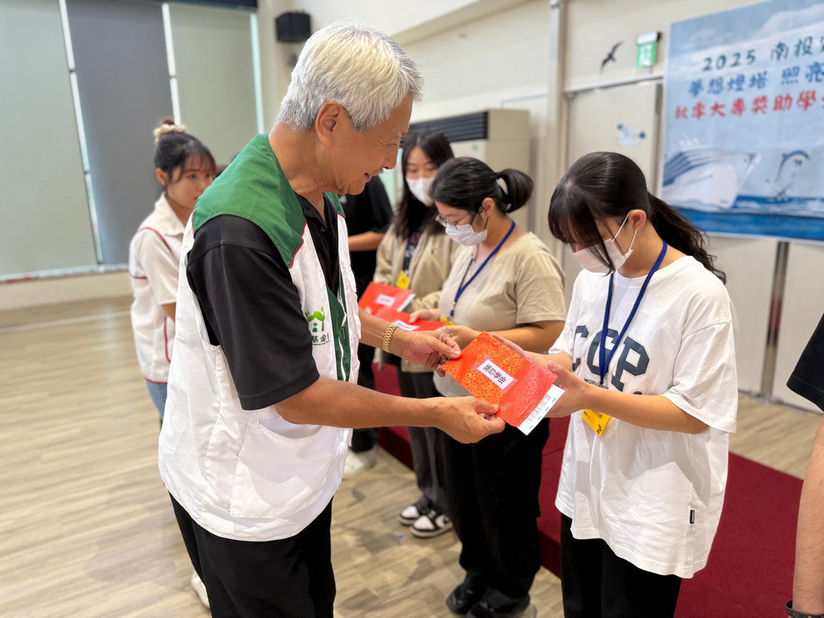 陳學堂主委勉勵同學謹記這是大家的起點。（南投家扶提供）