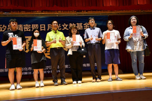 矽品精密人力資源處員工服務部林國仁部經理（右3）偕同林世賢市長分批頒發獎學金給學生。圖／記者鄧富珍翻攝