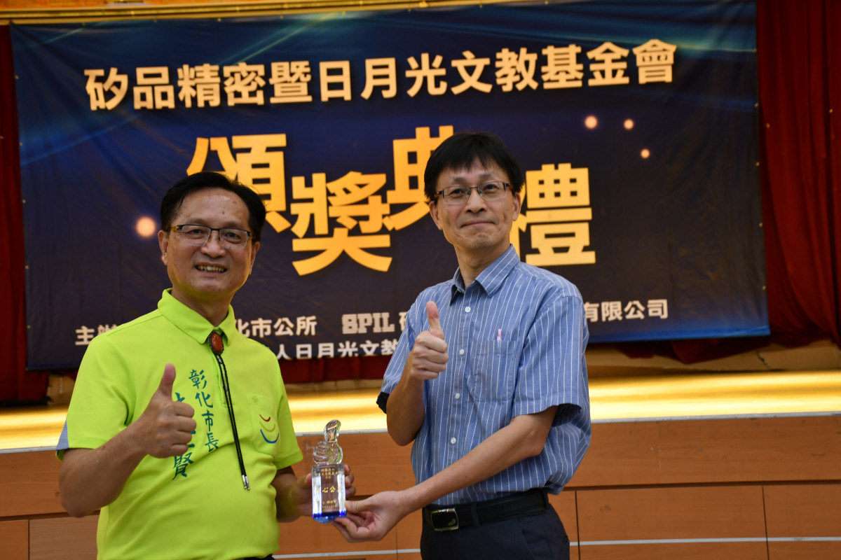 林世賢市長頒發感謝獎座由矽品精密人力資源處員工服務部林國仁部經理代表接受。圖／記者鄧富珍翻攝