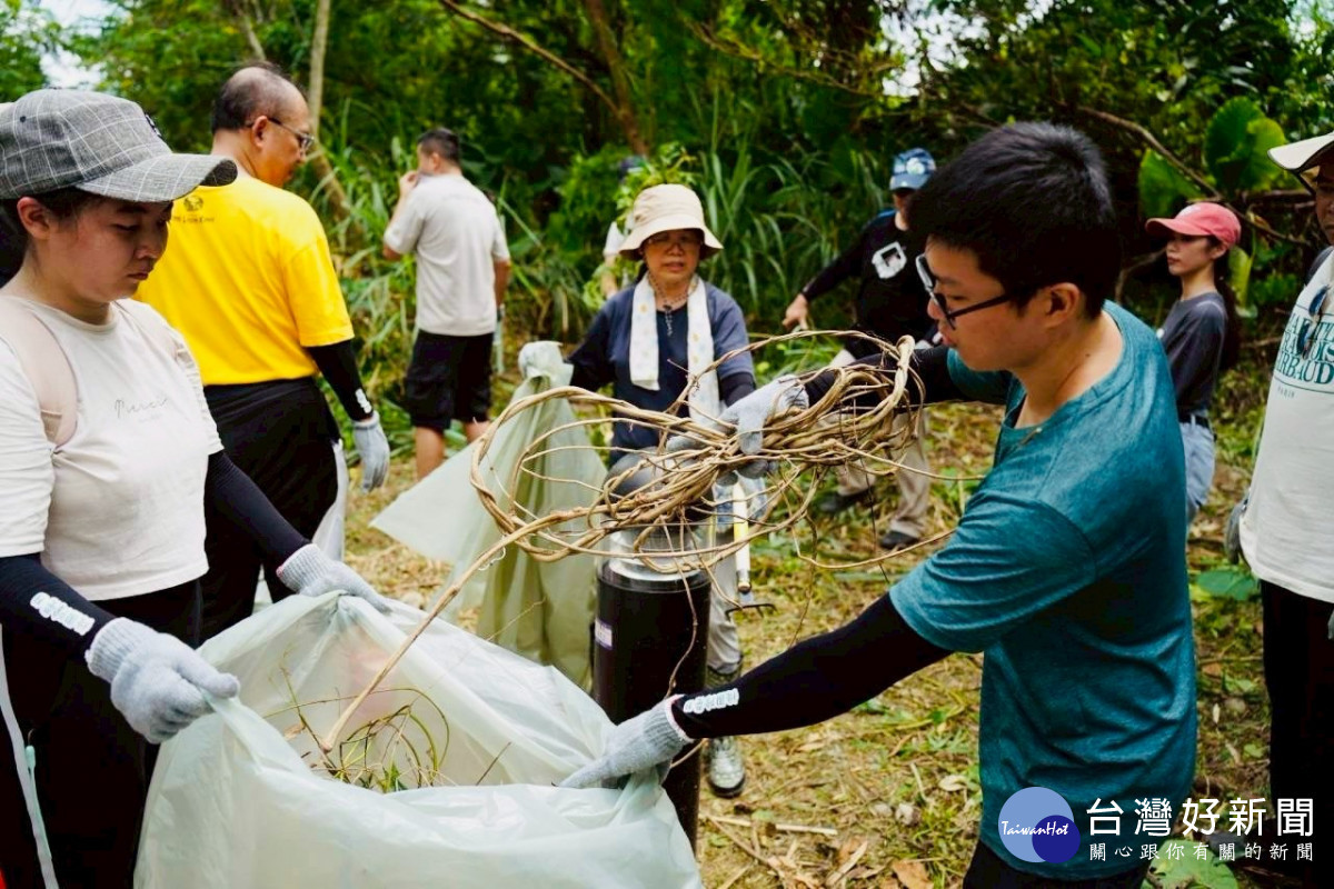 桃園市政府農業局在大溪月眉休閒農業區第二停車場舉辦「除蔓樂活、永續森活」小花蔓澤蘭移除活動。