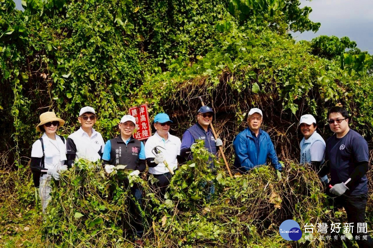 桃園市政府農業局在大溪月眉休閒農業區第二停車場舉辦「除蔓樂活、永續森活」小花蔓澤蘭移除活動。