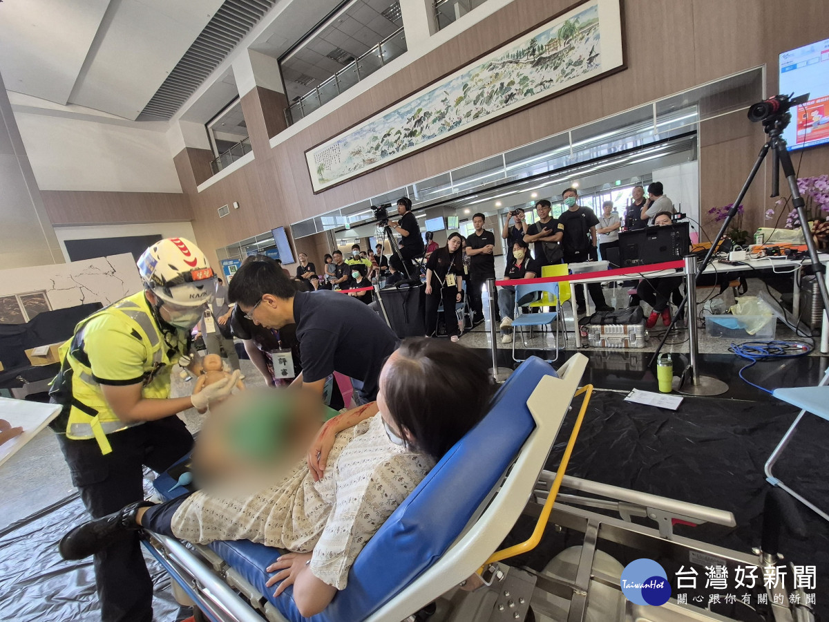 面對受困孕婦的緊急狀況，救護團隊在擬真災害環境中進行模擬接生與初步處置。