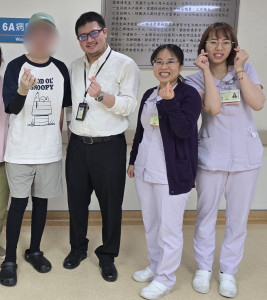 病人感謝新竹臺大分院江卓衡醫師（右三）及醫療團隊的守護。