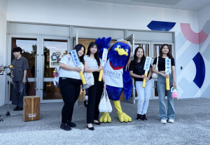 弘光科大參加「開學升級祝福」活動學生拿著抽中的祝福，和吉祥物合照。
