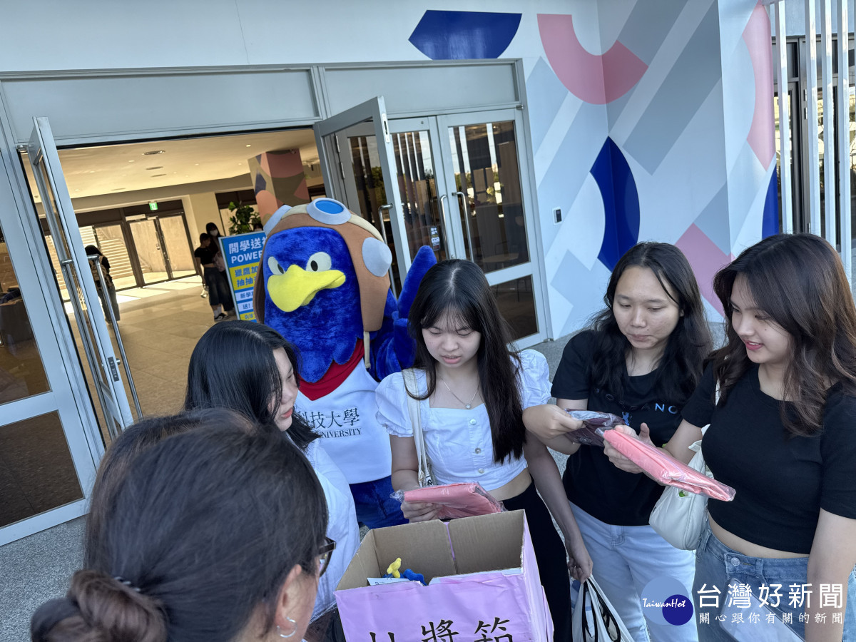 參加「開學升級祝福」活動學生挑選祝福禮物。