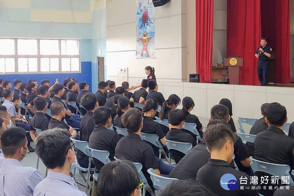 響應交通安全月，蘆竹分局攜手海巡署舉辦「交通安全、防禦駕駛」宣導活動。