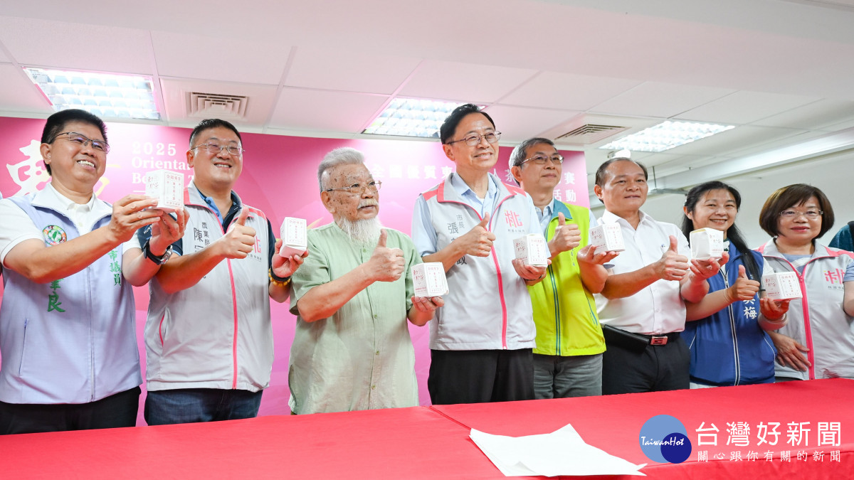 張市長和與會來賓共同推廣東方美人茶。