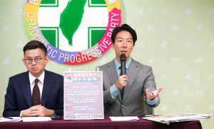 民主進步黨發言人吳崢（右）、卓冠廷（左）。（圖／翻攝自民主進步黨YouTube直播）