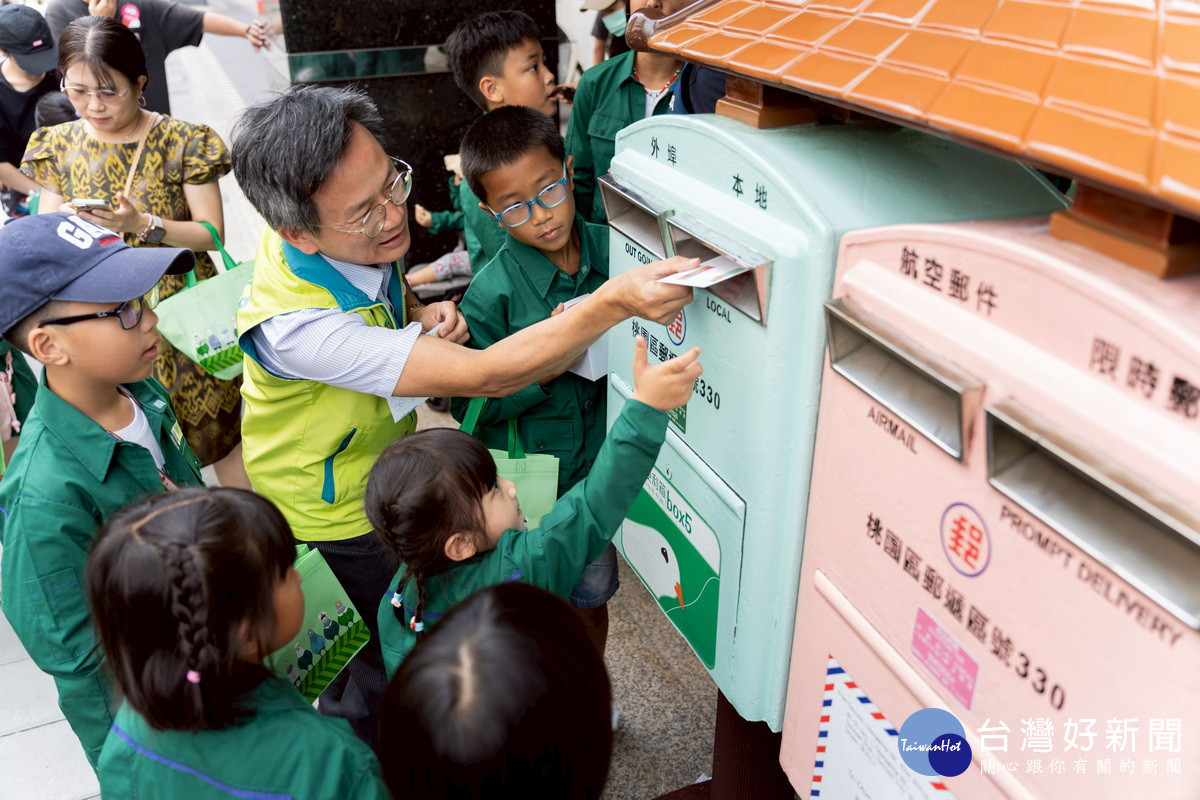 新住民小朋友「尋根之旅」在桃園郵局寄送明信片。<br />
