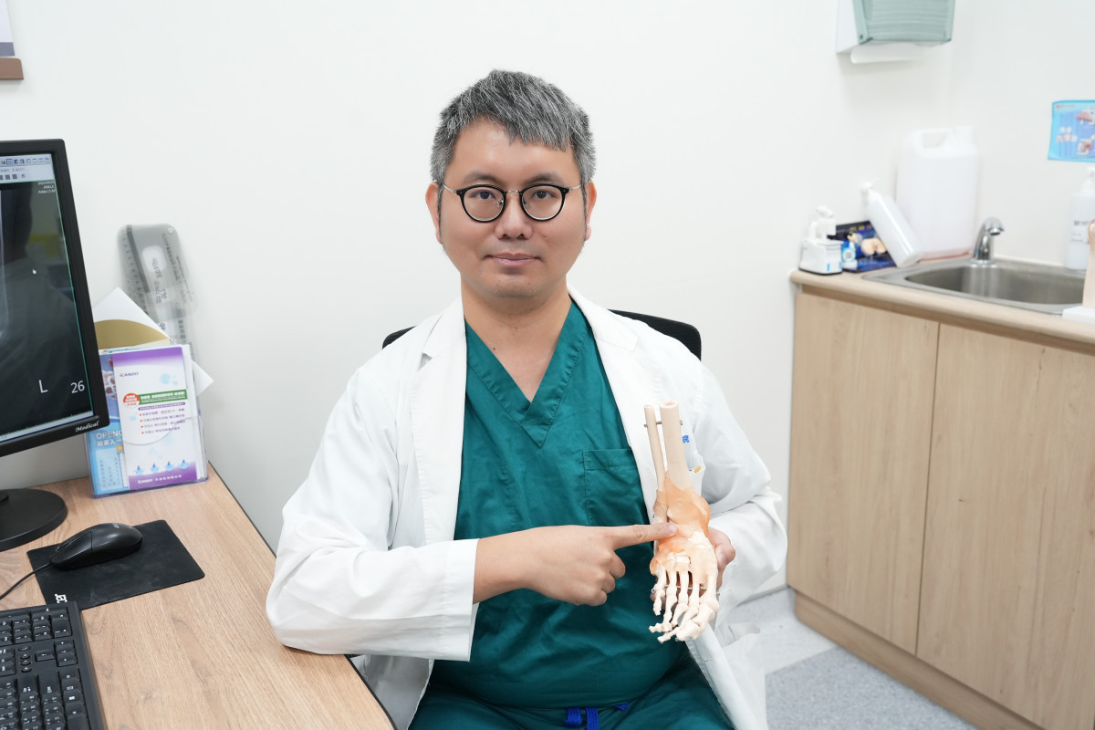 除先天性扁平足外，足內翻、足外翻多因長期姿勢不良或外傷導致。