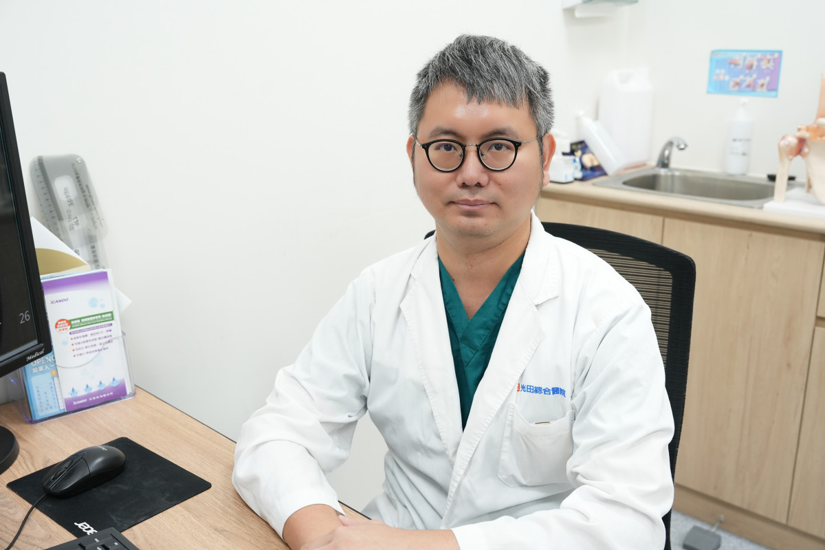 楊超名醫師呼籲民眾應注意足部保健，避免長時間維持不良姿勢。