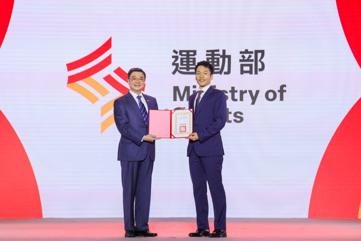 行政院長卓榮泰（左）頒授李洋部長（右）任命令。（圖／行政院運動部）