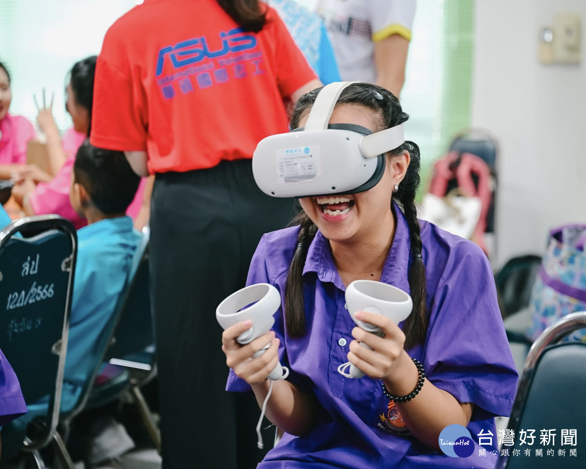 中原大學團隊帶領當地學生體驗 VR 課程，沉浸式學習樂開懷。