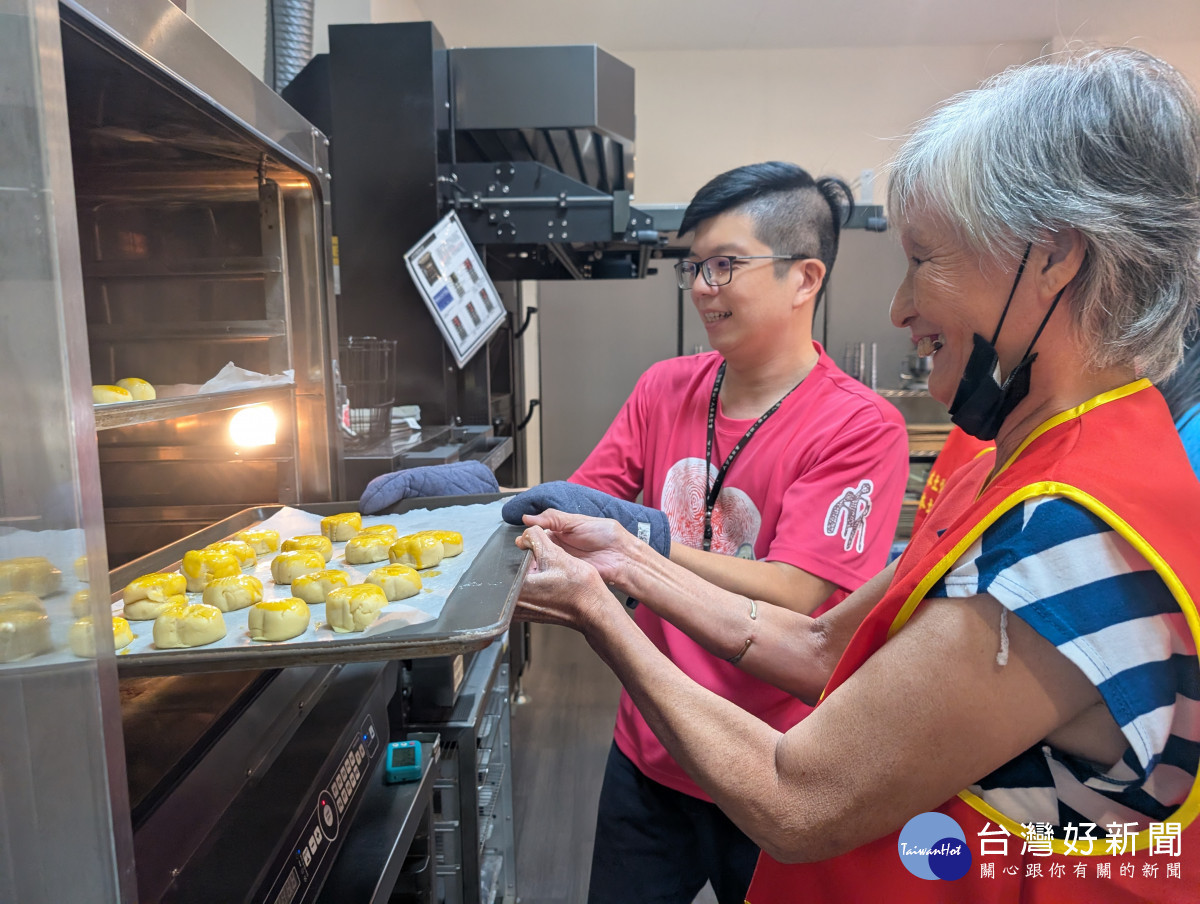正德防火助孤老﻿﻿            伴老寶貝手作月餅慶中秋