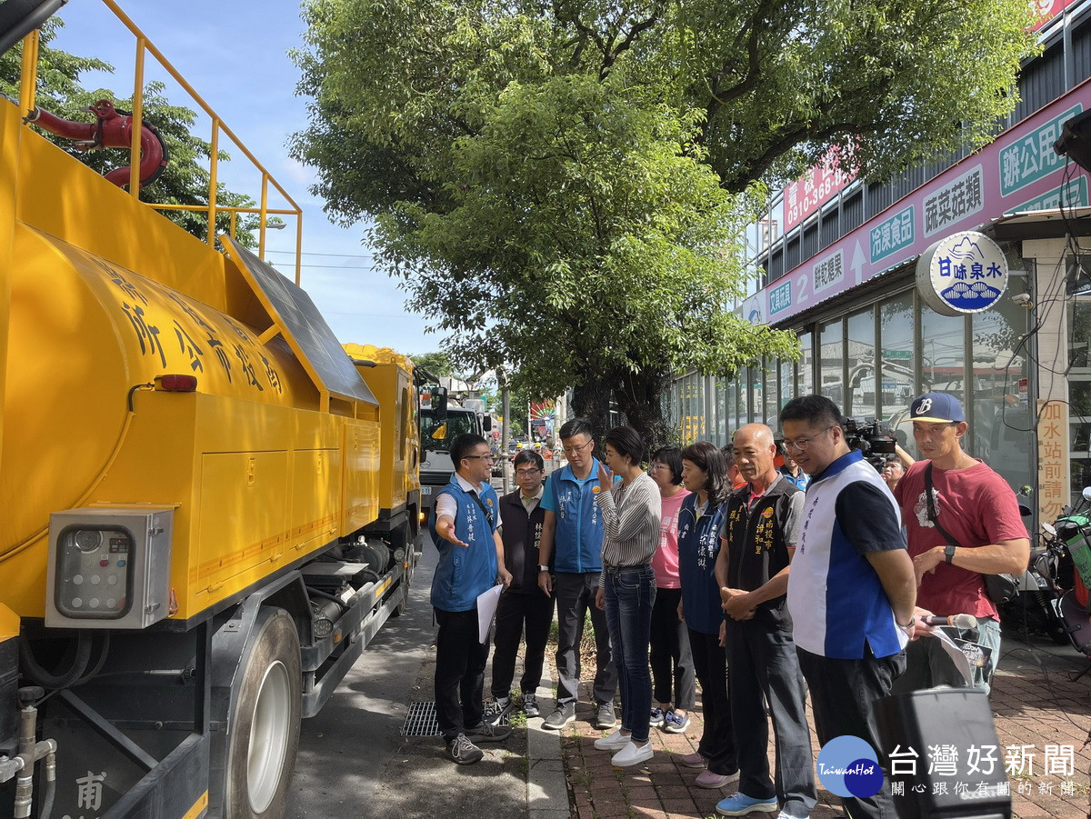 南投市清潔隊說明清溝車功能等。（記者扶小萍攝）