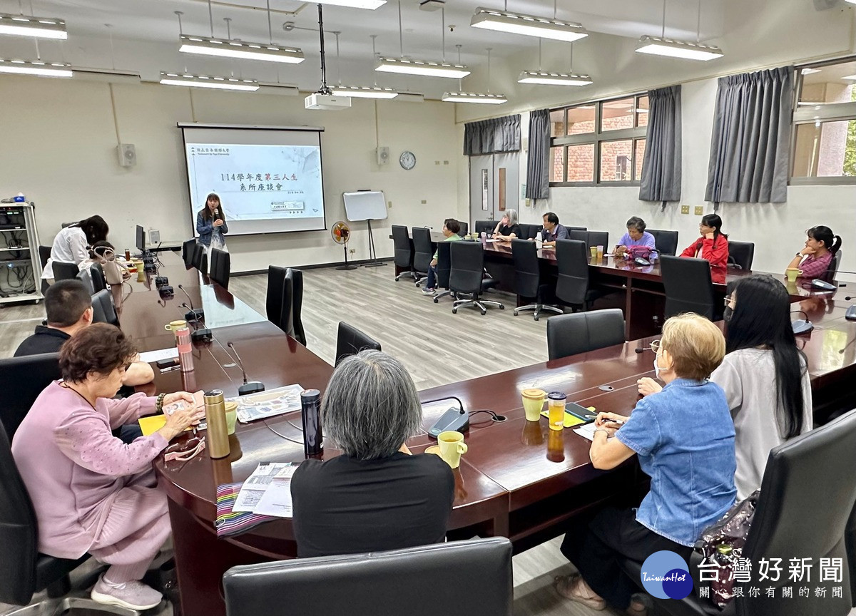4暨大「第三人生大學」中國語文學系新學員座談，由人文學院中國語文學系主任陳正芳說明。（暨大提供）