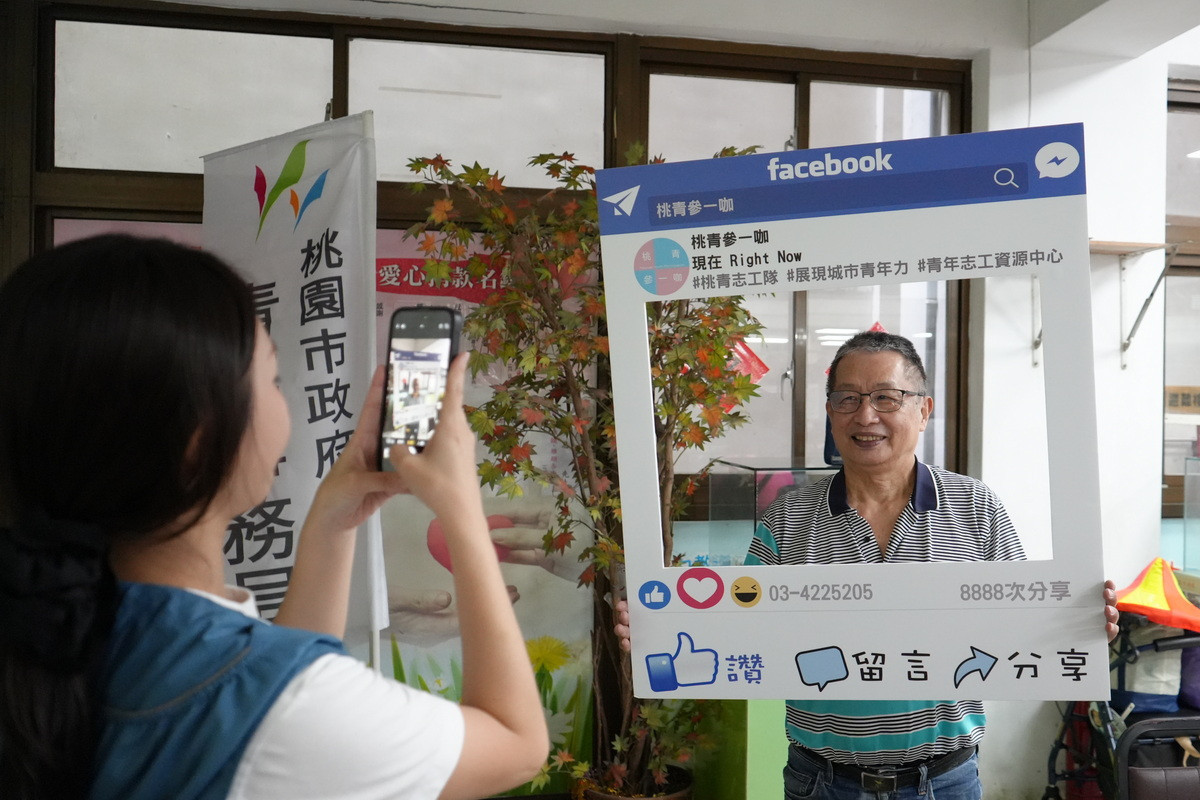 桃青志工隊走入社區舉辦「手機樂齡學堂」，青銀共學共創防詐也防老。