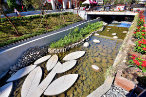 透過留藍策略，強化藍帶系統延續性，新增都市水體，提升降溫效益