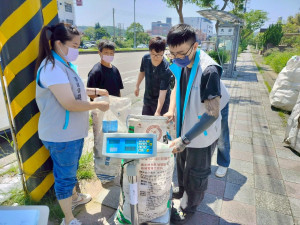 民眾參與農藥能量飲空瓶回收活動資料照。