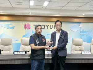 桃市桃園區公所強迫入學績效卓越，許敏松區長接受張善政市長表揚